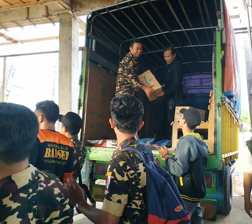 KIRIM BANTUAN: Sejumlah kader NU tengah sibuk mempersiapkan pengiriman bantuak ke lokasi bencana. (Foto: nu for ngopibareng.id)