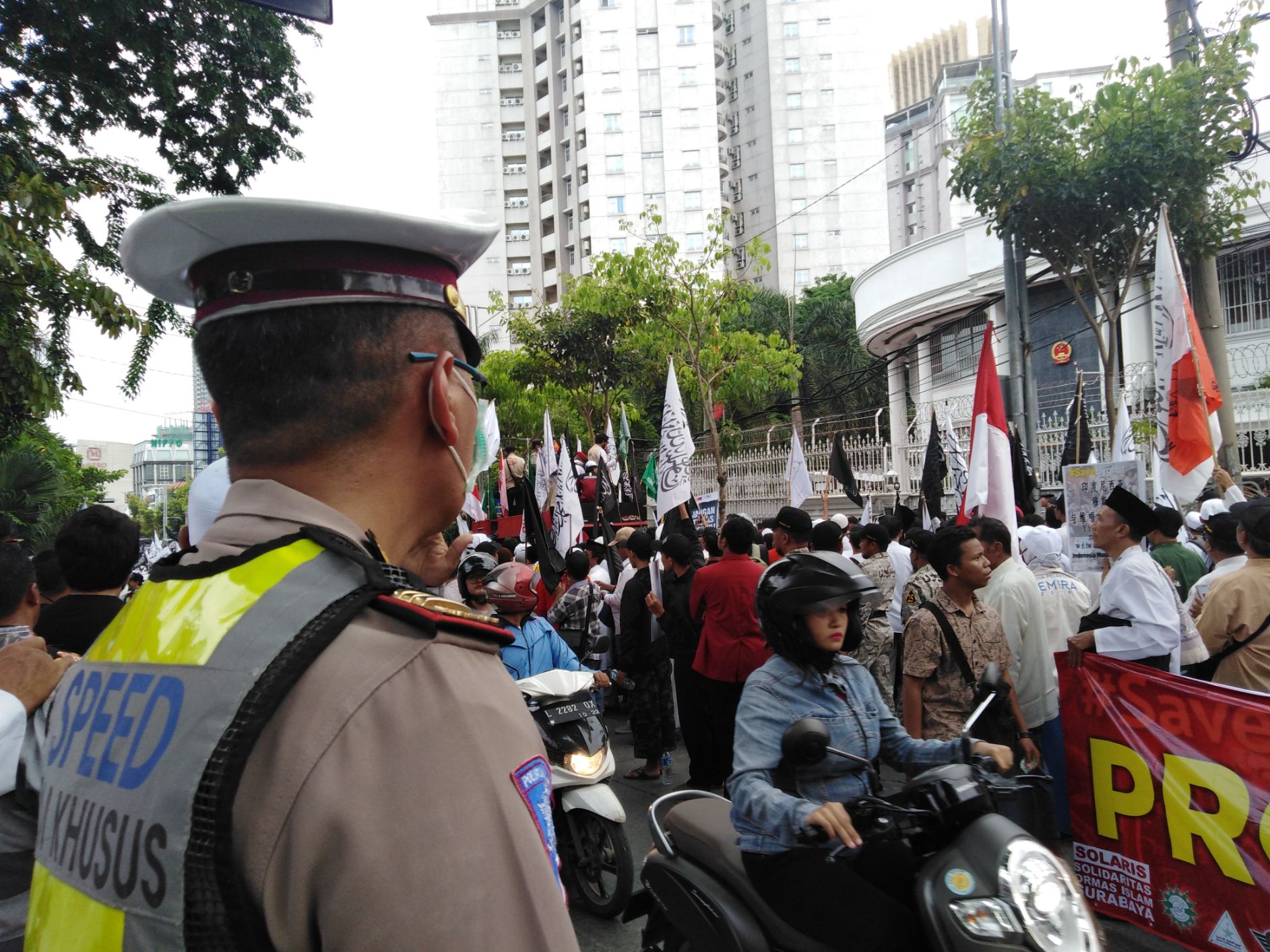 Aksi Bela Uyghur di Konjen China Surabaya, Jumat 28 Desember 2018. (Foto: Farid/ngopibareng.id) 