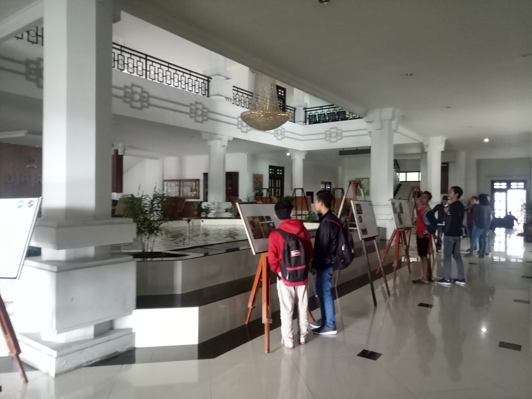 Pameran foto di Gedung DPRD Kota Malang.