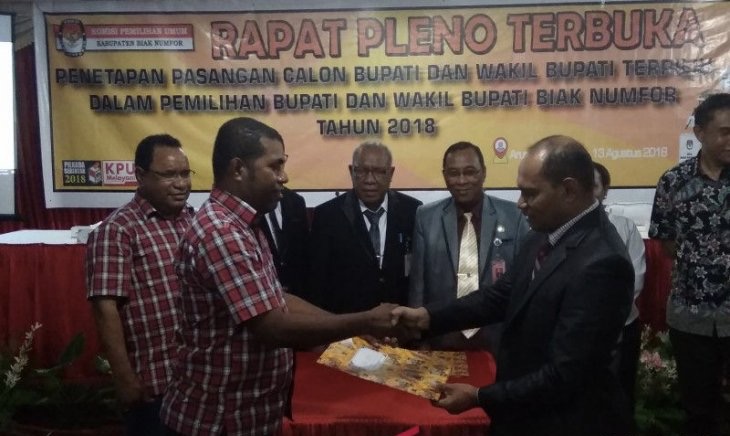 Wakil Bupati Biak Numfor terpilih hasil Pilkada 2018, Nehemia Wospakrik (paling kiri) mendampingi Bupati terpilih Herry Ario Naap, saat menerima SK penetapan pasangan calon bupati dan calon wakil bupati terpilih. (Foto: Antara)