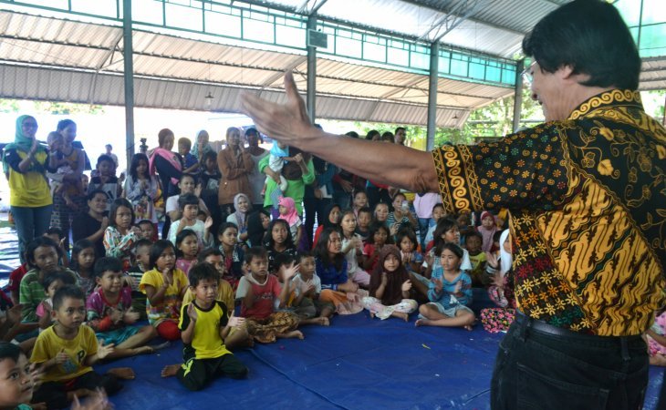  Ketua Umum Lembaga Perlindungan Anak Indonesia (LPAI) Seto Mulyadi menyapa anak pengungsi korban tsunami saat mengikuti 'Trauma Healing' di GOR Labuan, Pandeglang, Banten, Senin 24 Desember. Berbagai kegiatan yang bersifat mendidik dan menghibur dilakukan para relawan untuk menumbuhkan percaya diri dan menghilangkan trauma bagi anak-anak pengungsi pascatsunami Selat Sunda.(Foto: Antara/Muhammad Bagus Khoirunas)