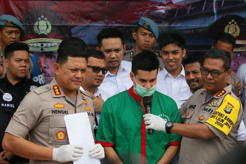 Steve Emmanuel diamankan pihak kepolisian karena terbukti menyalahgunakan narkoba jenis Kokain.