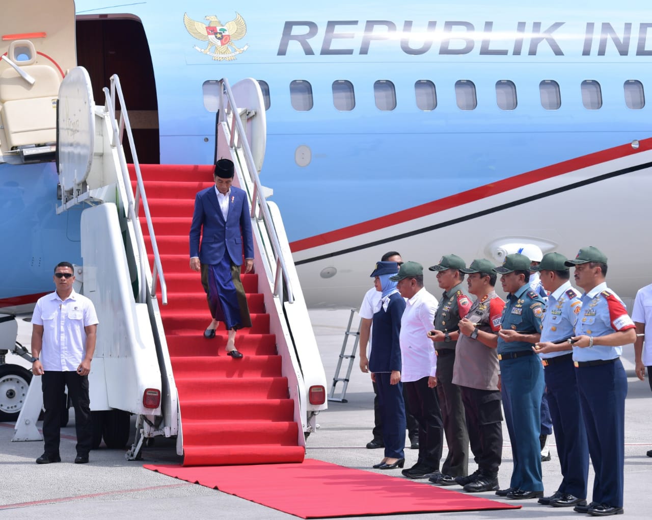 Saat tiba di Bandar Udara Internasional Kualanamu, Kabupaten Deli Serdang pada pukul 11.50 WIB, Presiden disambut oleh Gubernur Sumatra Utara Edy Rahmayadi, Pangdam I/Bukit Barisan Mayjen TNI MS Fadhilah, dan Kapolda Sumatra Utara Irjen Pol Agus Andrianto. (Foto: Kris - Biro Pers Sekretariat Presiden)