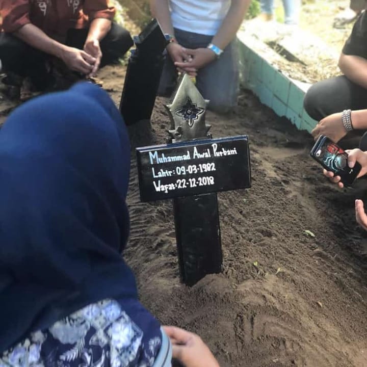 Nisan yang awalnya di makam Bani, pemain bass Seventeen.