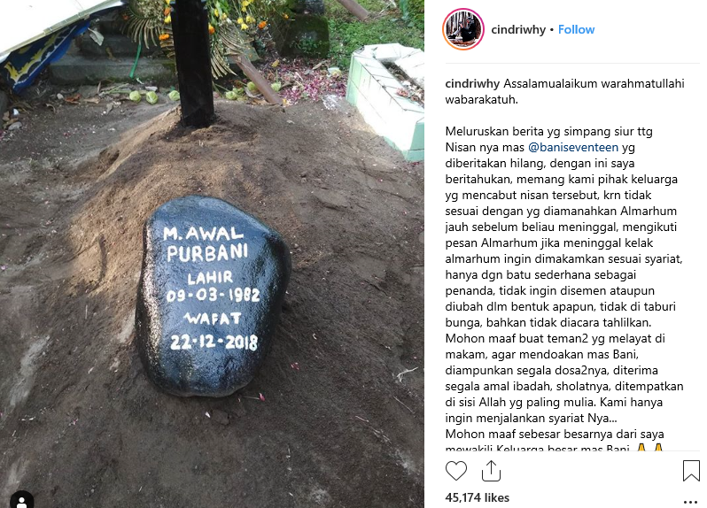 Nisan Bani diganti dengan batu berwarna hitam.