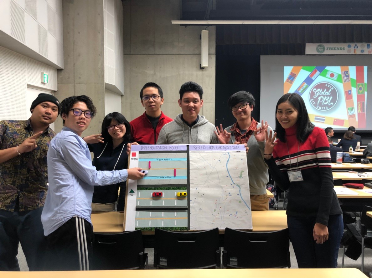 Dhiya Aldifa Ulhaq (Dua dari kanan) bersama kelompoknya menunjukkan karyanya di Aula Shibaura Institute of Technology, Jepang. (Foto: Dok.pribadi)