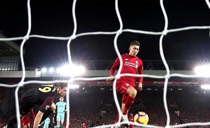 Pemain liverpool Roberto Firmino berhasil menendang pinalti ke gawang Arsenal, Minggu dini hari. (Foto:AFP)