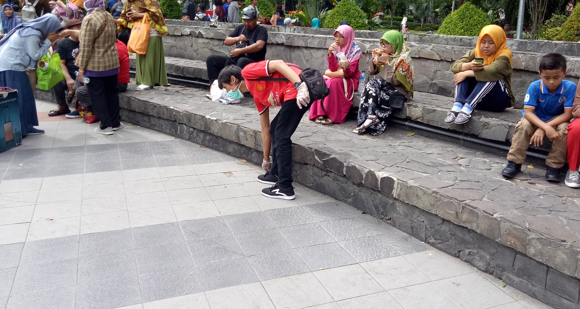 Suasana aksi Reresik oleh JLC di car free day (CFd) Taman Bungkul Surabaya. Foto: Pitasari/ngopibareng.id