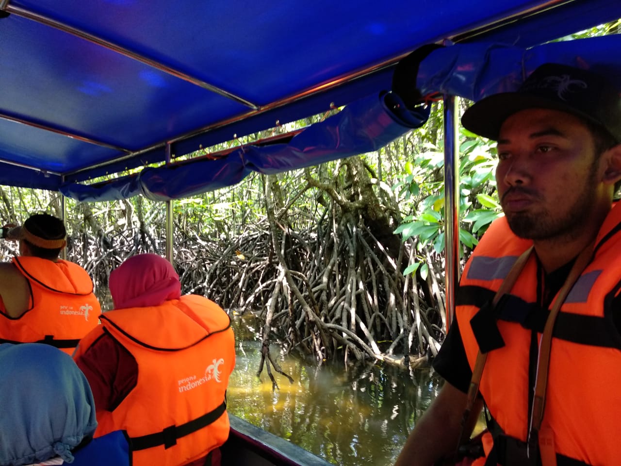 Menyapa mangrove, lengkap dengan jaket pengaman. foto:pesonaindonesia.