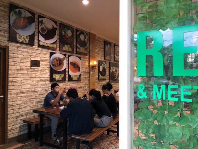 Bukan warung biasa. Lebih modern.