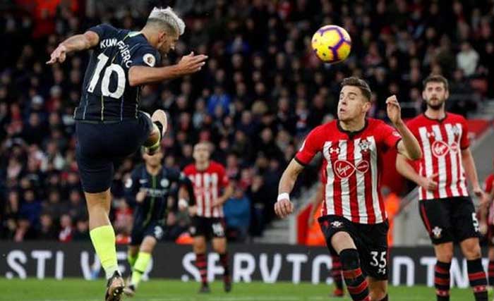 Penyerang Manchaster City, Sergio Aguero (kiri) melasatkan dua gol ke gawang Southampton Minggu malam. (Foto:AFP)