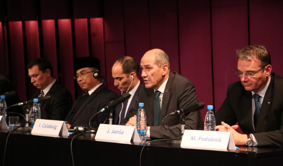 BAHAS KRISIS: KH Yahya Cholil Staquf diskusi bersama Janez Janša, mantan PM Slovenia dan Ketua Partai Demokrasi Slovenia (SDS: Slovenska Demokratska Stranka) dan Marjan Podobnik, Ketua Partai Rakyat Slovenia (SLS: Slovenska Ljudska Stranka), di Slovenia. (Foto: ycs for ngopibareng.id)