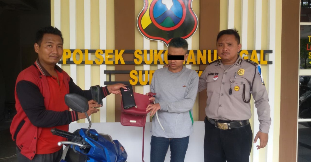 Pelaku saat di Polsek Sukomanunggal Surabaya. (Foto: Istimewa)