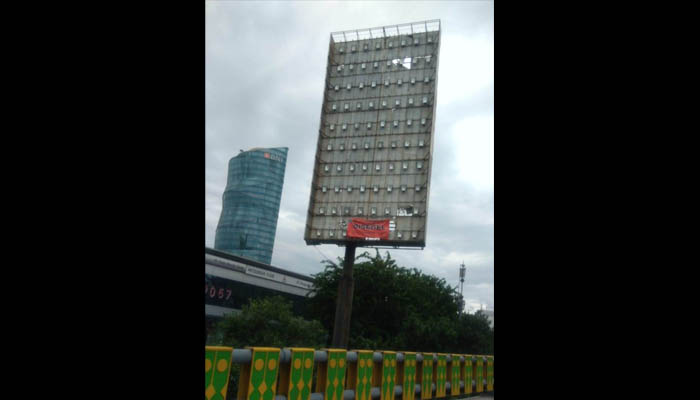 Foto Ketua Umum PPP Romahurmuzy, sudah tak nampak lagi di reklame Jalan S. Parman Jakarta. (Foto: Asmanu/ngopibareng.id)