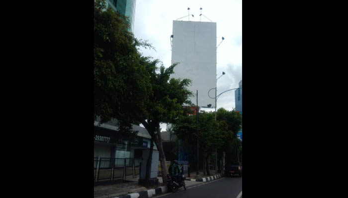 Foto Ketua DPP PSI Tsamara Amany sudah tak nampak lagi di reklamie Jalan Gatot Subroto, Jakarta Selatan. (Foto: Asmanu/ngopibareng.id)