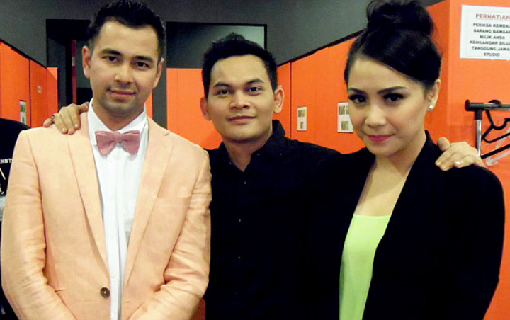 Pasangan Raffi Ahmad dan Nagita Slavina (Gigi) bersama paranormal Mbah Mijan.