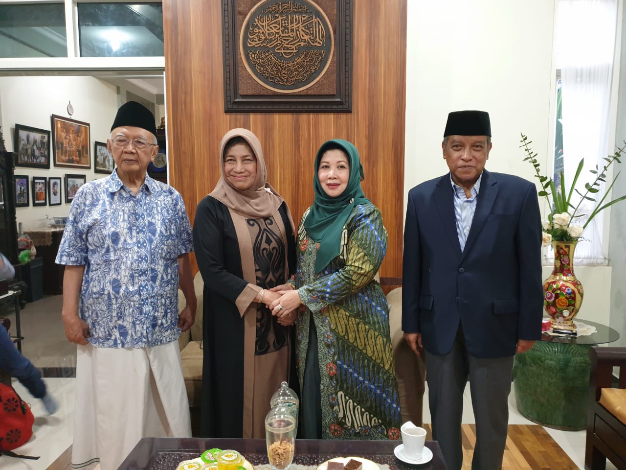 AKRAB SEKELUARGA: Gus Sholah dan istrinya, Ny Farida Saifuddin, ketika menerima kunjungan Ketua Umum PBNU KH Said Aqil Siroj dan istrinya, di Tebuireng Jombang. (Foto: ngopibareng.id)