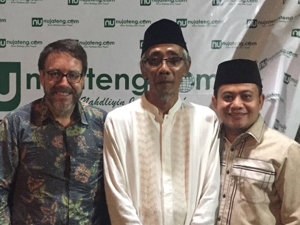 AKRAB: Greg Barton dan aktivis NU. (Foto: nu for ngopibareng.id)