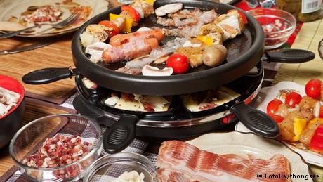 Di malam tahun baru, banyak juga orang yang menghabiskan waktu di rumah bersama keluarga dan sahabat untuk menikmati Fondue atau Raclette. 