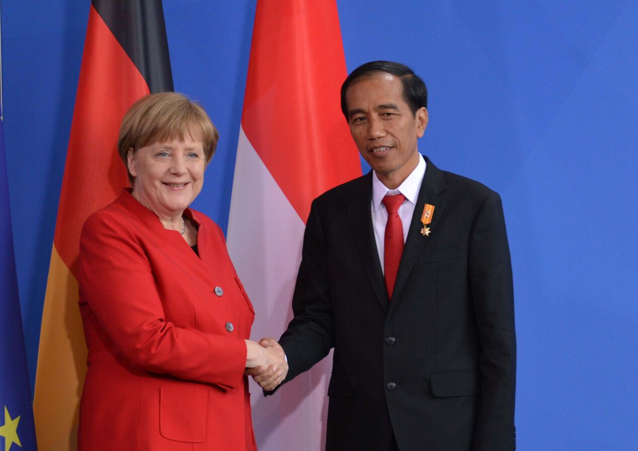 BERSAHABAT: Kanselir Jerman Angela Merkel bersama Presiden Joko Widodo. (curtesy of deusche welle)