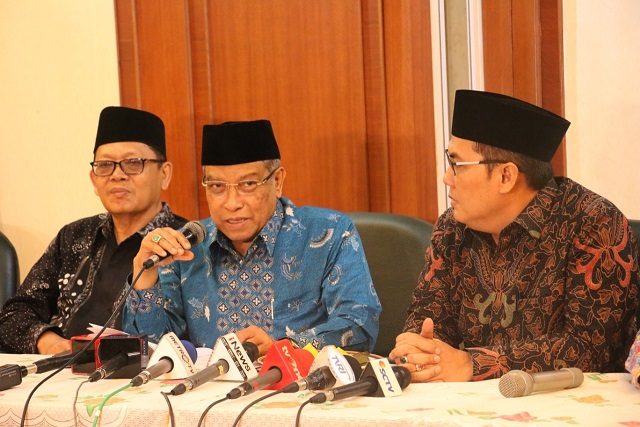 PESAN: Ketua Umum Pengurus Besar Nahdlatul Ulama (PBNU) KH Said Aqil Siroj didampingi Prof Maksum Mahfoed dan Helmy Faishal Zaini (Sekjen).  (Foto: nu for ngopibareng.id)