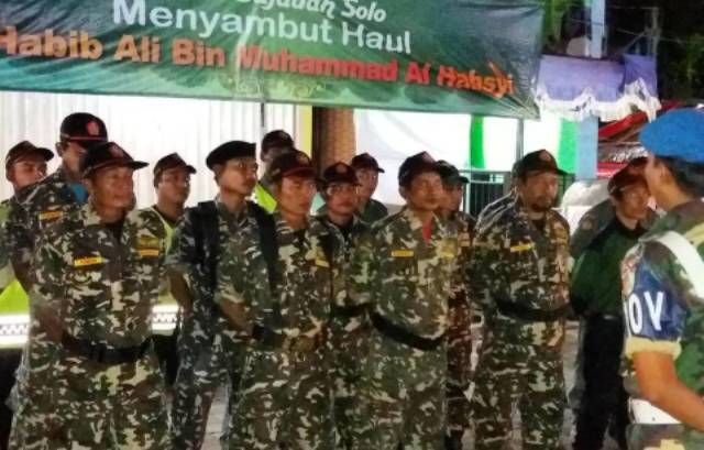 BANSER: Para aktivis Banser ketika menjaga pada Haul Solo. (foto; nu for ngopibareng.id)