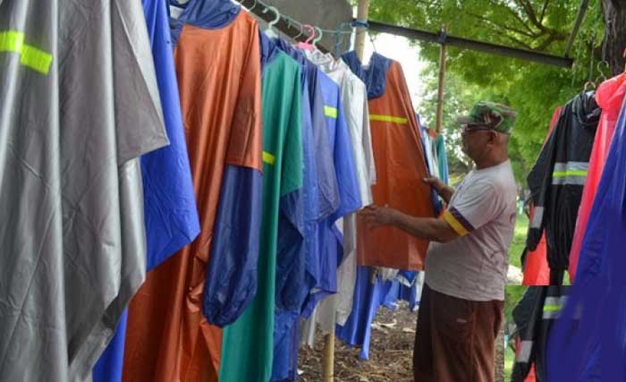 Pak Wahyudi, penjual jas hujan di kawasan Monas kemarin laris manis. (Foto:Antara)