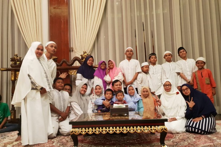 Prabowo Subianto (tengah) bersama anak yatim dan disabilitas (31/12). (Foto: BPN Prabowo-Sandi)