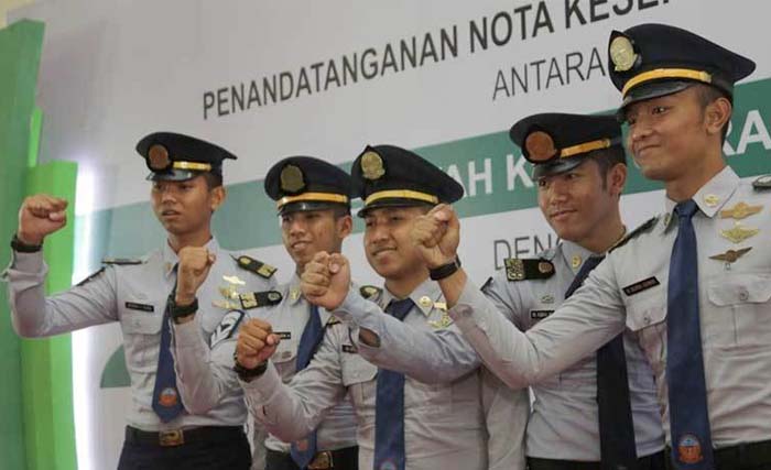 Adyatma K Wijaya, Rizal Awalludin, M Salman Alfarisy, M Sayifudin, dan M Iqbal Muttaqin, dapat bea siswa dari Citilink. (Foto: Antara)