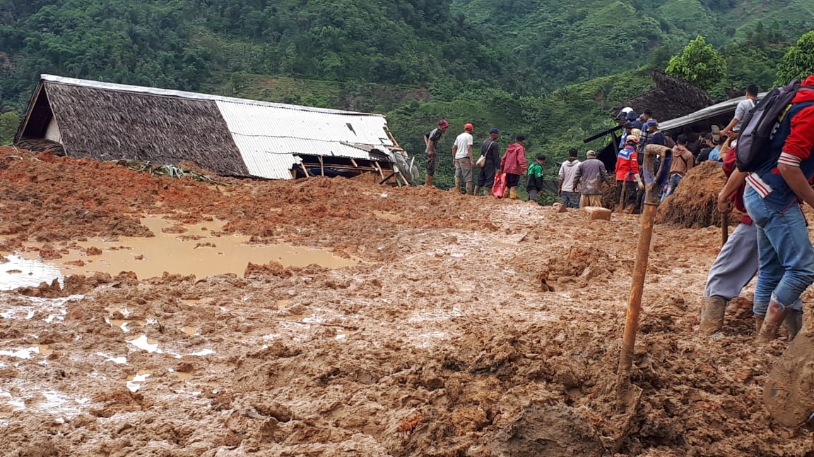 Sejumlah rumah tertimbun longsor di Sukabumi, Jawa Barat (31/12). (Foto: BNPB)