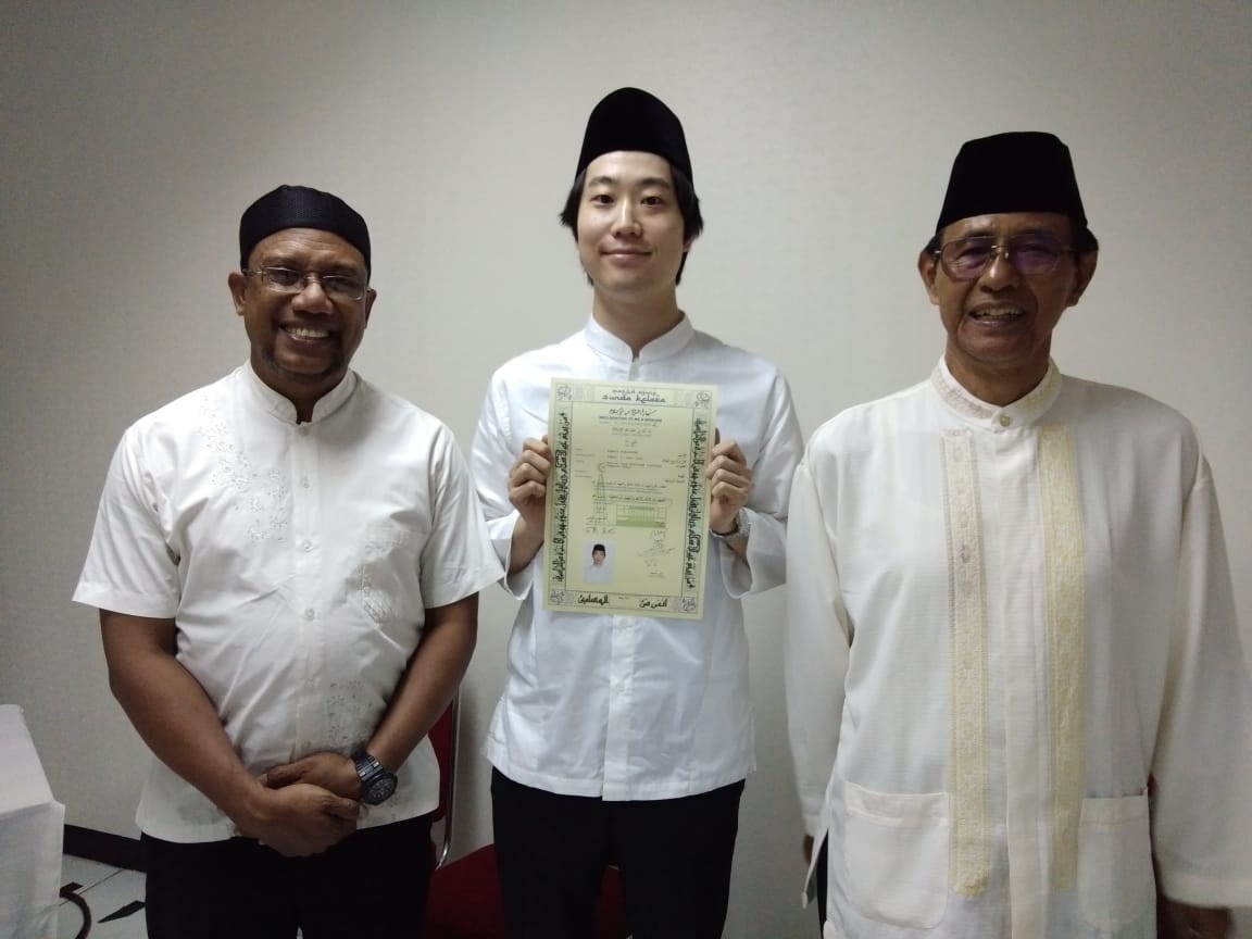 Tomoya Furushima (tengah) bersama Kaynama dan saksi. (Foto: Asmanu/ngopibareng.id)