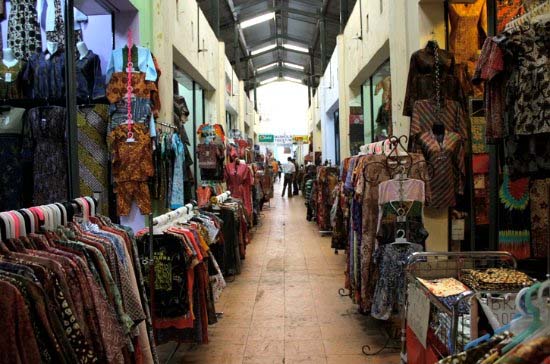 Pedagang menggelar dagangannya di pasar grosir batik Setono, Pekalongan, Jawa Tengah. (Foto: Dok.Antara)