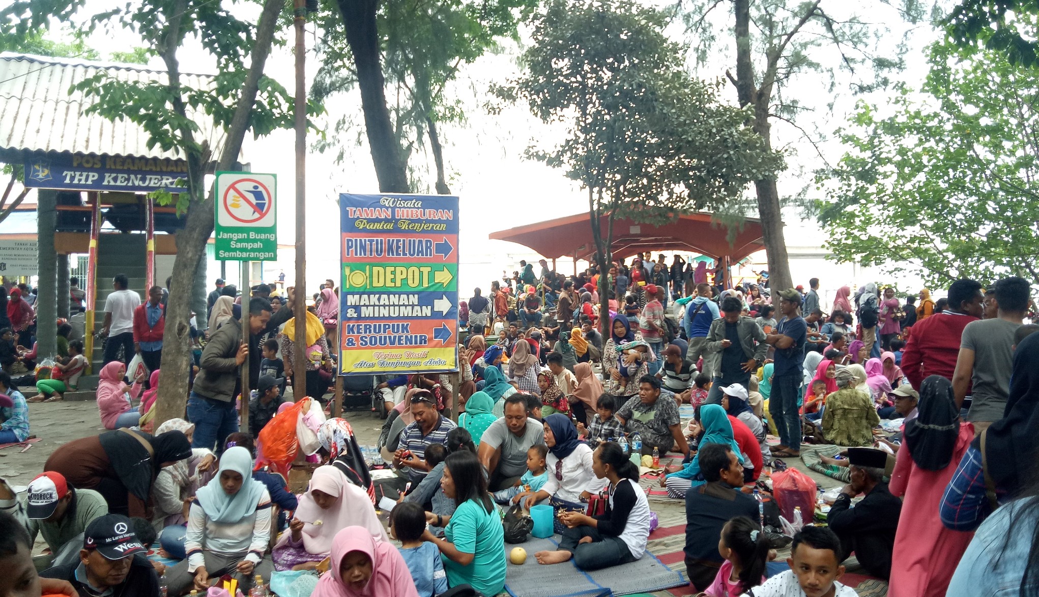 Suasana THP Kenjeran yang ramai pengunjung. (Foto: Pita/ngopibareng.id)