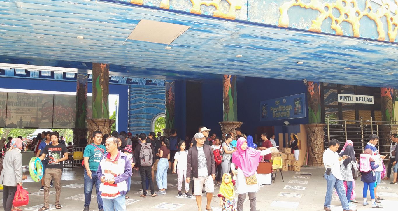 Suasana Atlantis Land, Kenjeran, Surabaya saat libur tahun baru. (foto: Haris/ngopibareng.id)