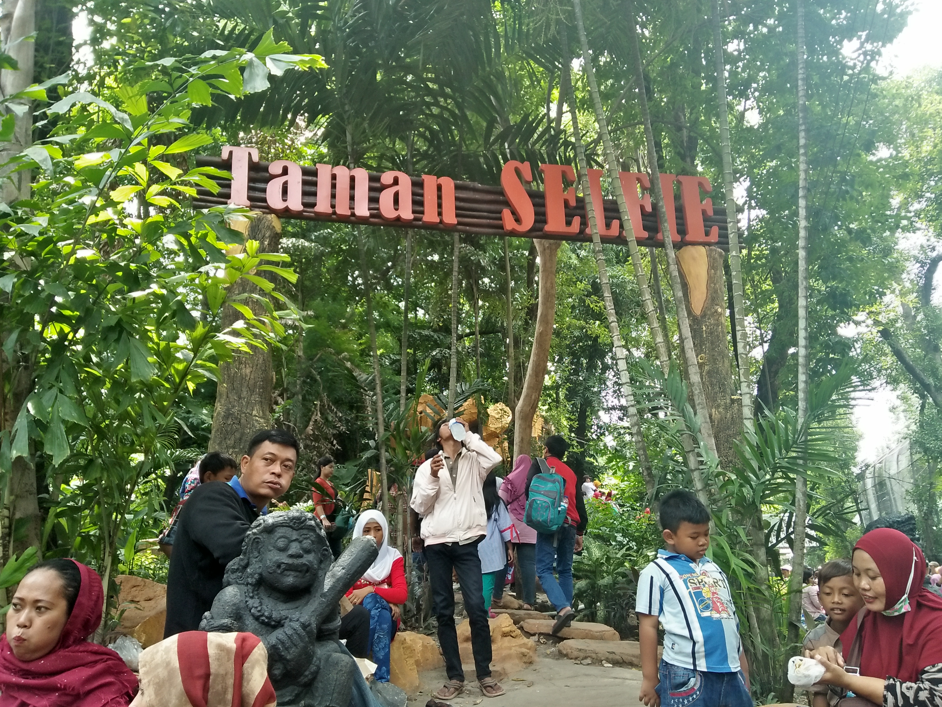 Taman Selfie salah satu spot foto favorit pengunjung yang berada di KBS. (Foto: Amanah/ngopibareng.id)