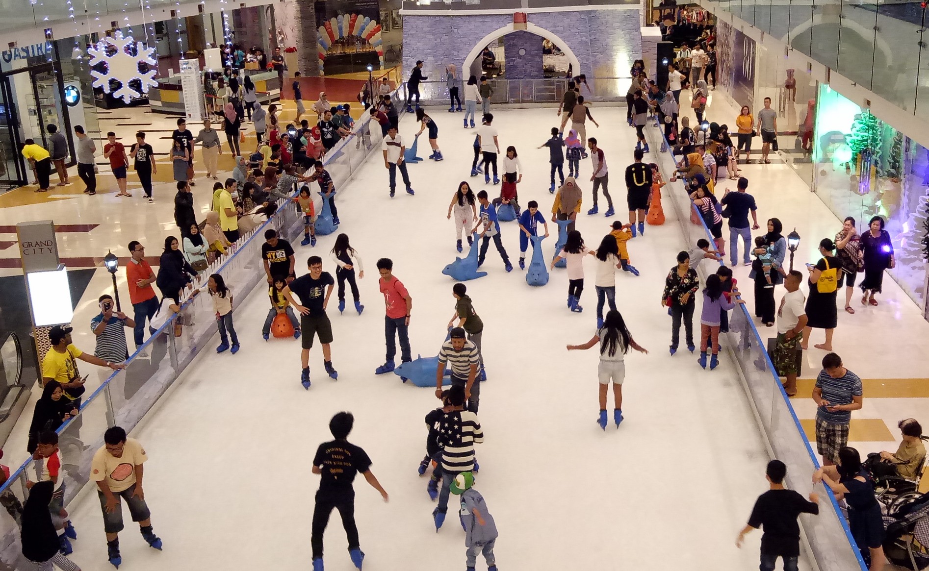 Wahana ice Skating winter wondeland Grand City Surabaya (Foto: Pita /ngopibareng.id)