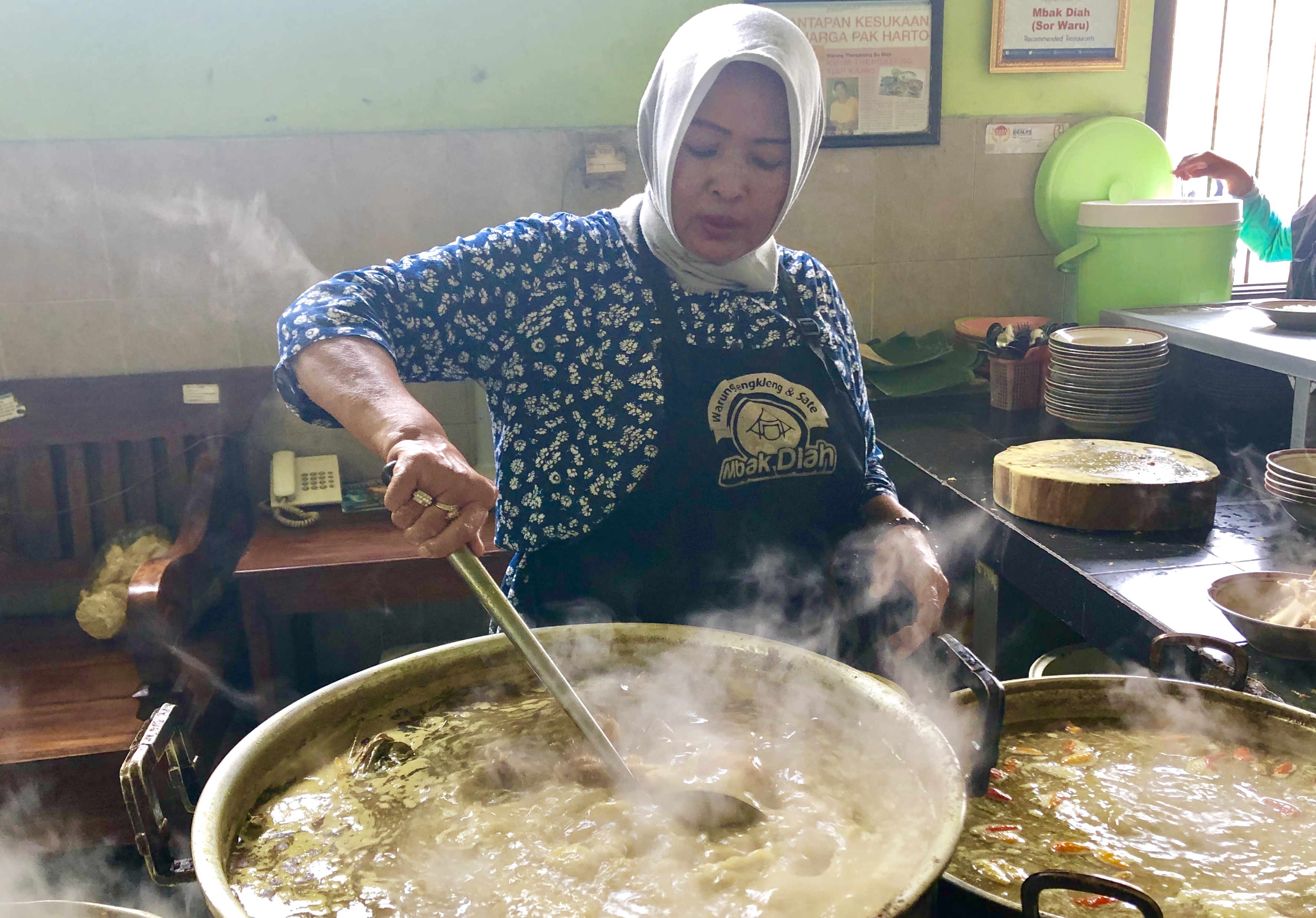 Mbak Diah meracik sendiri tengklengnya yang enak. (Foto-2 Arif Afandi/ngopibareng)