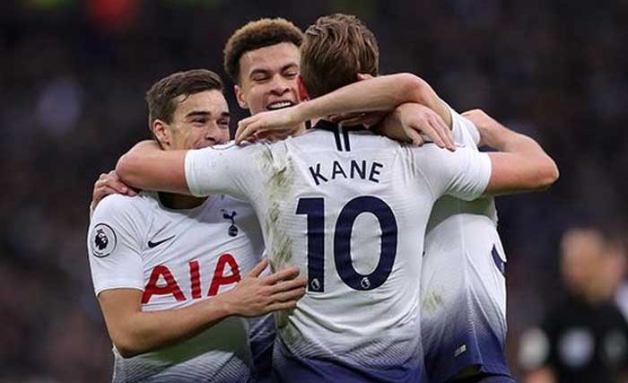 Harry Kane dipeluk kawan-kawannya usai melesatkan gol gawang tuan rumah Cardiff City, Rabu dini hari. (Foto:AFP)