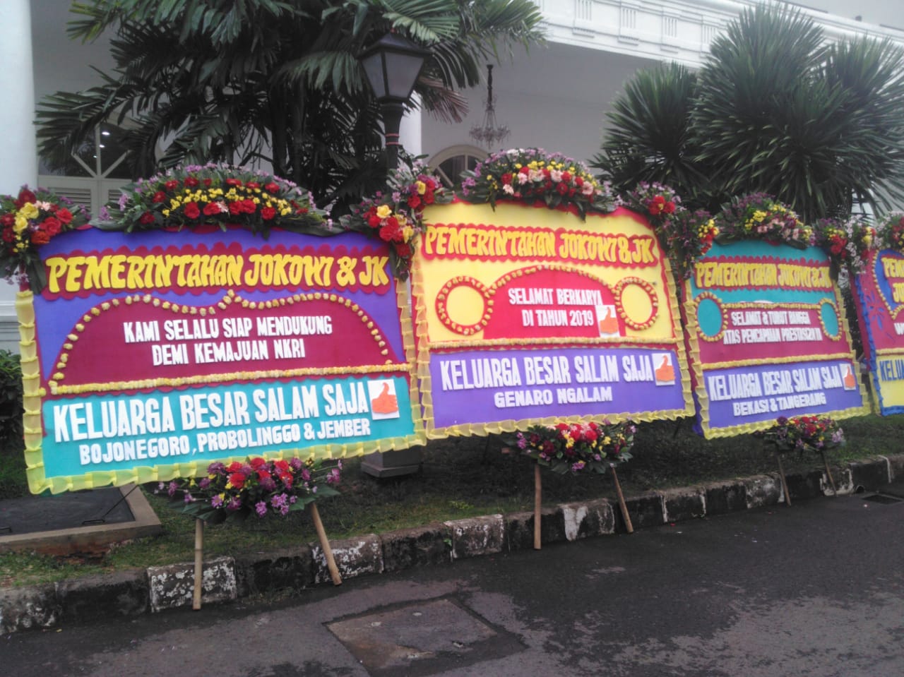 Karangan buangan dukungan bagi Pemerintahan Jokowi-JK di Istana Negara. (Foto: istimewa)