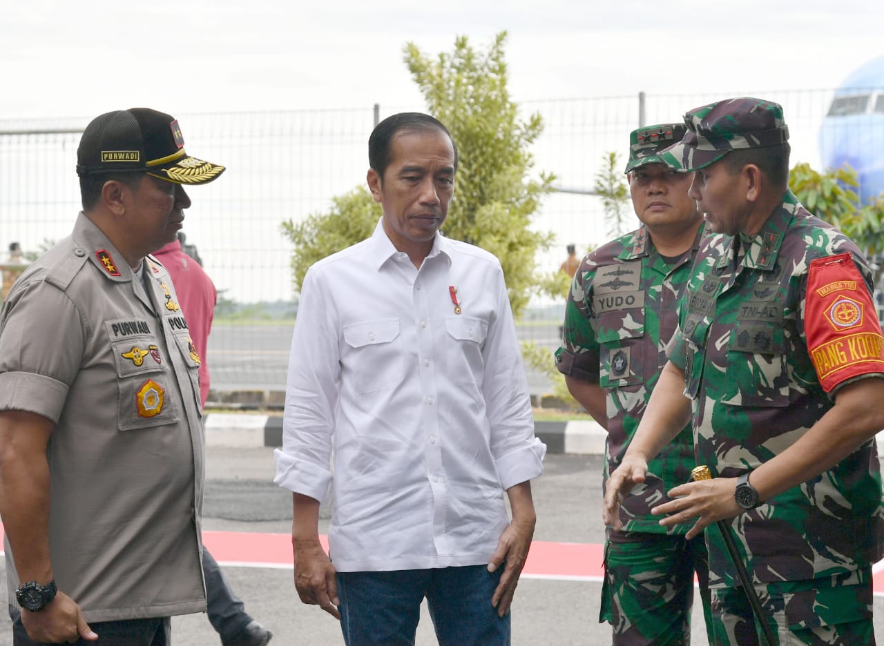 Tiba di Bandar Udara Radin Inten II, Kabupaten Lampung Selatan pada pukul 09.05 WIB, Presiden disambut oleh Gubernur Lampung Muhammad Ridho Ficardo, Pangdam II/Sriwijaya Mayjen TNI Irwan, dan Kapolda Lampung Irjen Pol Purwadi Arianto. (Foto: Foto: Laily Rachev-Biro Pers Sekretariat Presiden)