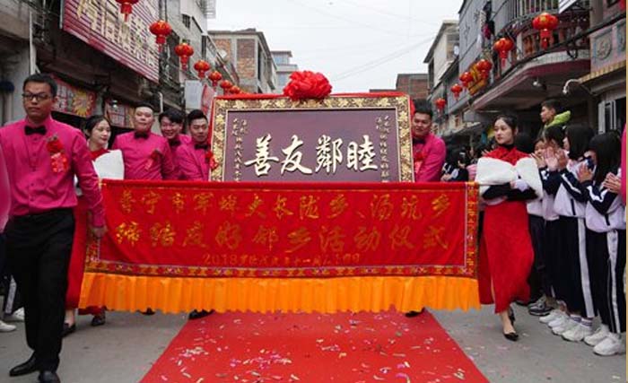 Dua keluarga utama desa, Ma dan Chen, bertukar plakat kayu yang terbuat dari pohon yang sama, menandakan kedua desa secara resmi menjalin persahabatan. (Foto: VCG)