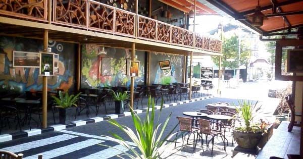 Kafe Waroeng Latte di Jalan HOS.Cokroaminoto No 88 Madiun sebelum terbakar. (Foto:Vebma.Com)