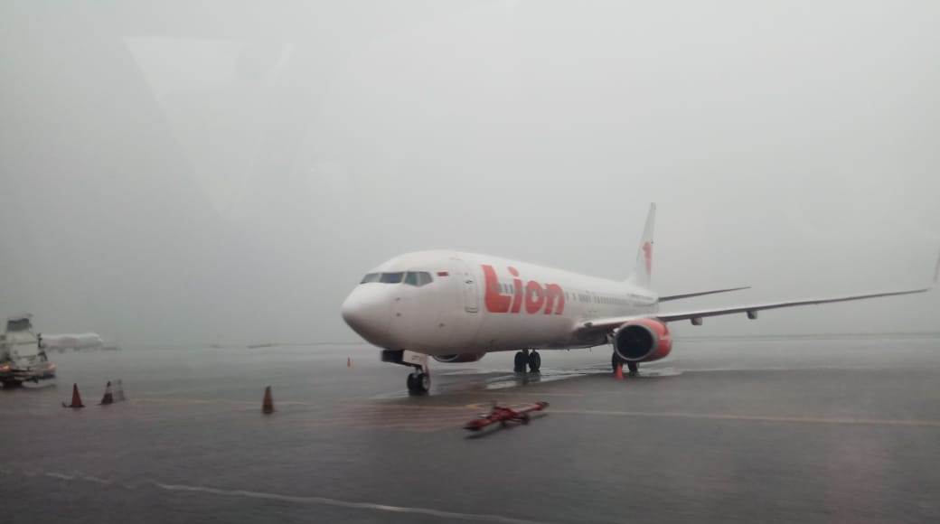 Hujan deras mengguyur Bandara Internasional Juanda Surabaya. (Foto: Amir/ngopibareng.id)