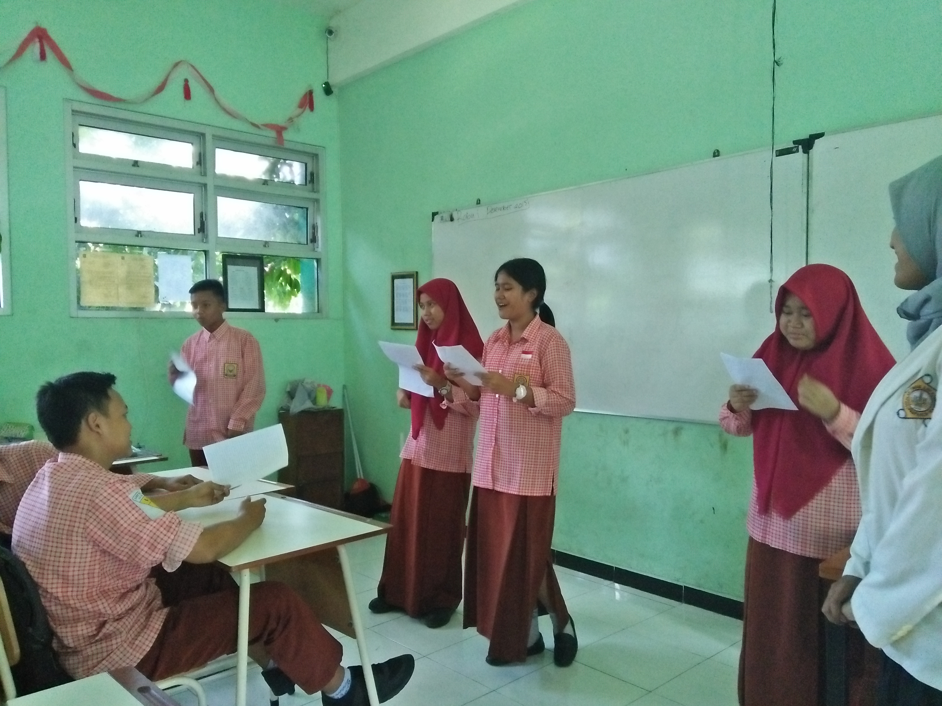 Siswa-siswi SMPN 13 Surabaya ketika membacakan puisi hasil karyanya. (Foto: Amanah/ngopibareng.id)