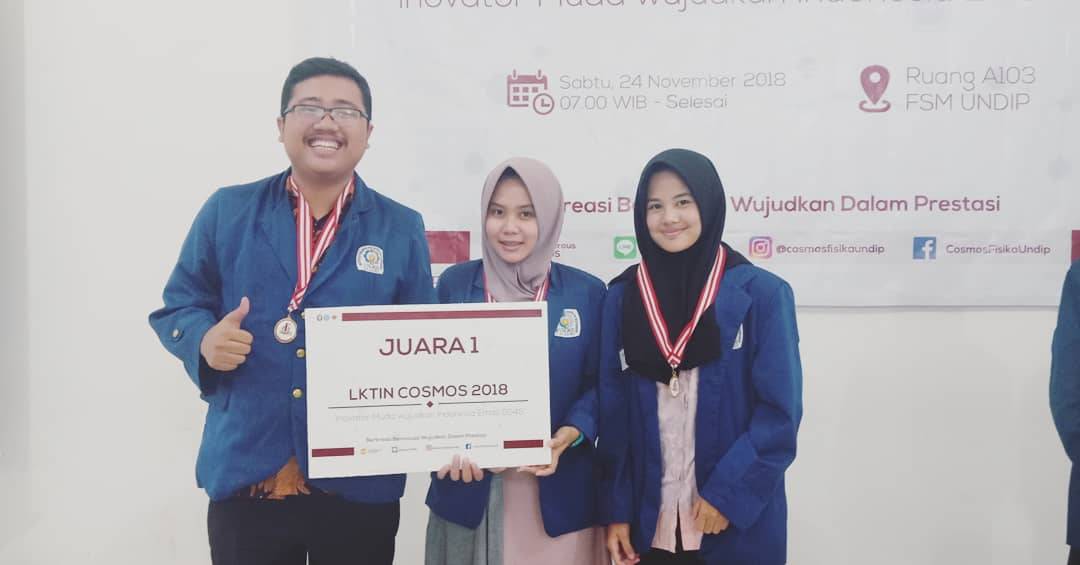 (Dari kiri) Alvin Rahmad, Vicario Baroroh dan Irmariza Shafitri, tiga mahasiswa ITS yang meneliti ampas tebu. (Foto: Dok. Pribadi)