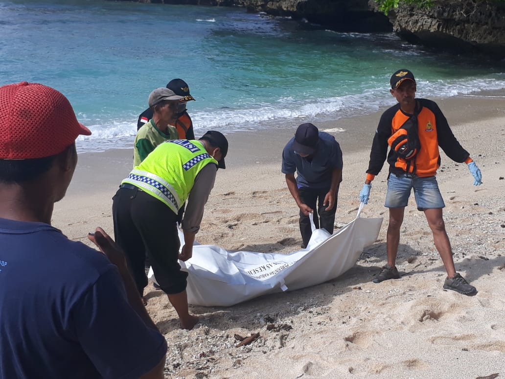 Penemuan mayat tanpa kepala di Pantai Bantol, Malang. (Foto: Istimewa)