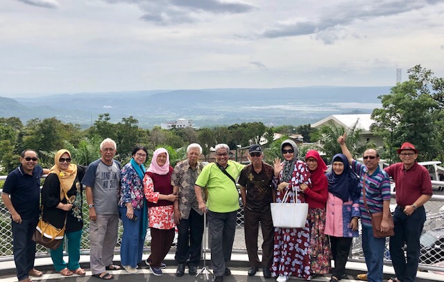 Doelatif (tengah) didampingi dr Badri dan Sudiyatmono dari RSMU bersama rombongannya. (Foto istimewa)