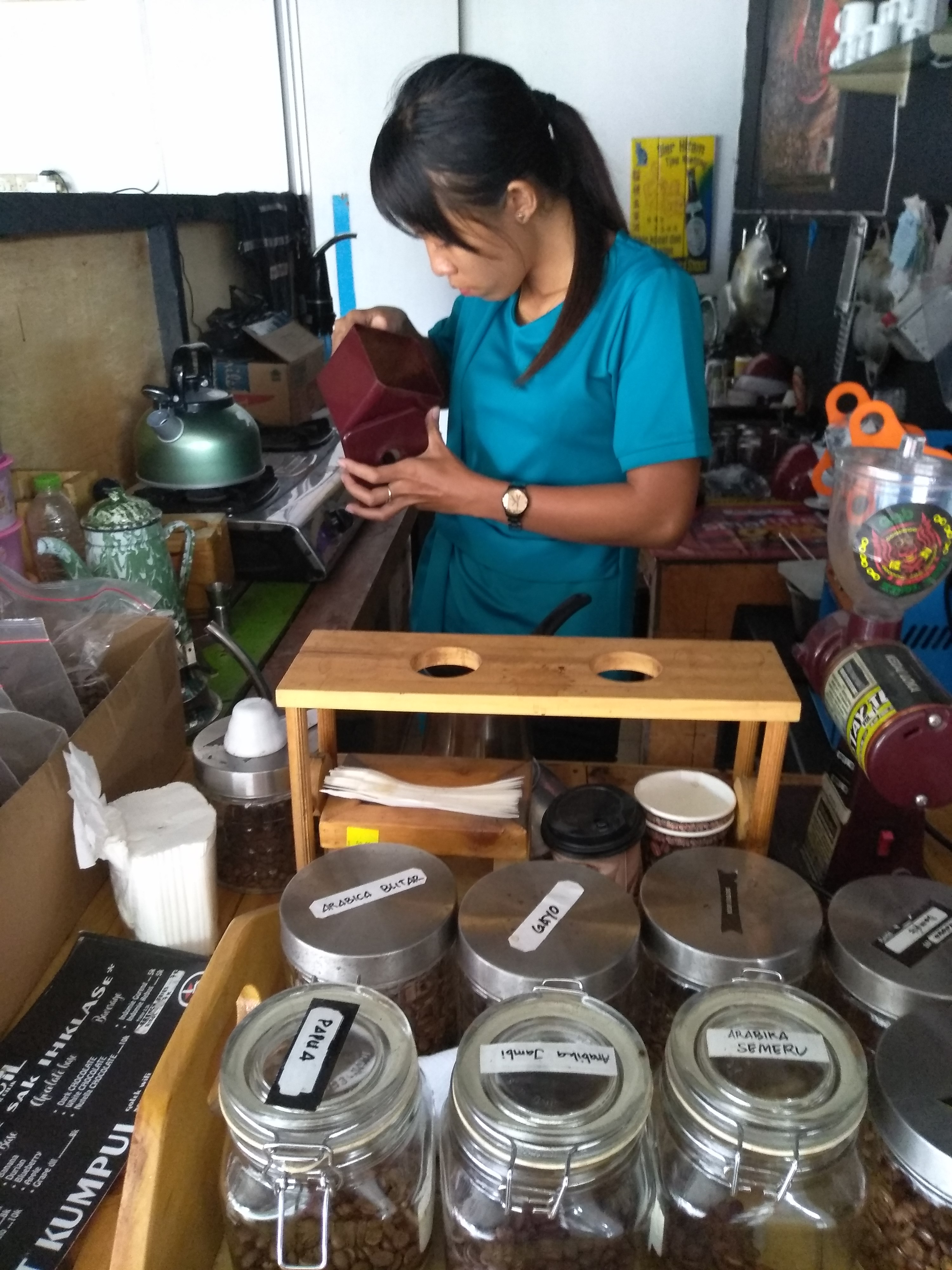 Ini dia baristanya, Mbak Risma, sangat telaten melayani siapa pun yang datang untuk ngopi. (Foto:WidiKamidi/ngopibareng.id)