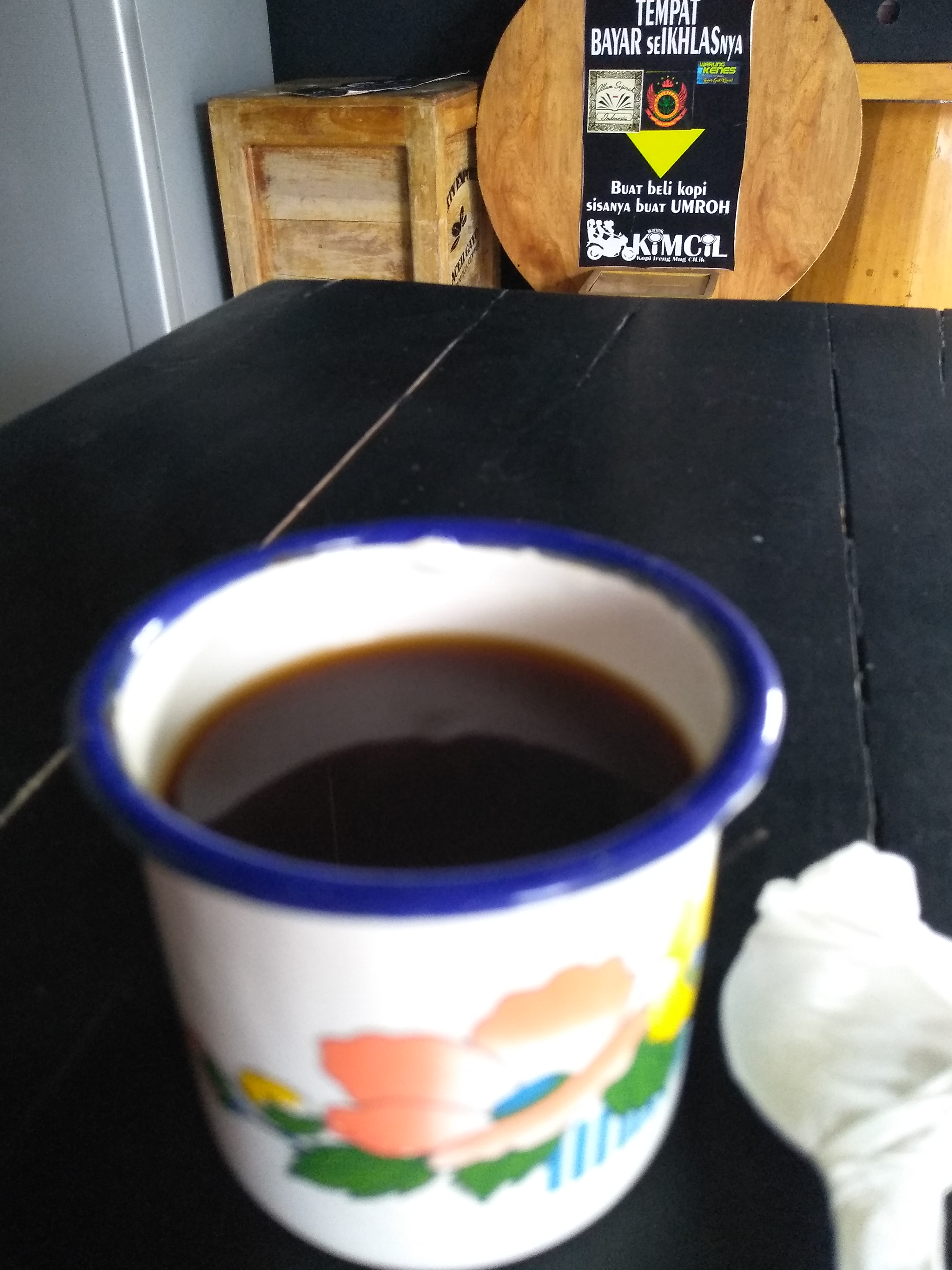 Mug cilik. Cangkir lawas berbahan seng, ukuran kecil yang jadi andalan penyajian Kimcil. (Foto:WidiKamidi/ngopibareng.id) 
