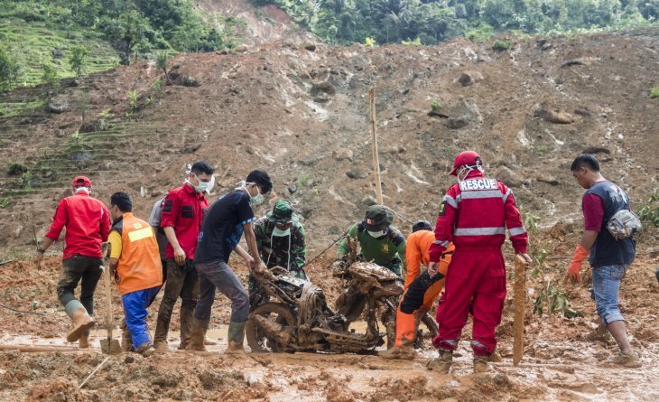 Petugas gabungan mengevakuasi motor yang tertimbun longsor di kampung Cimapag, Desa Sirnaresmi, Kecamatan Cisolok, Kabupaten Sukabumi, Jawa Barat, Rabu 2 Januari 2019. Pada hari ketiga pencarian, petugas SAR gabungan berhasil menemukan tiga jenazah korban longsor. (Foto: Antara/M Agung Rajasa)